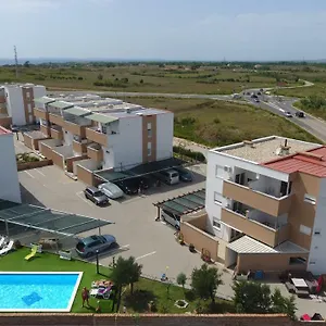Appartement Village, Nin